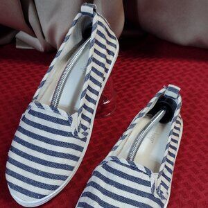 Women’s West Loop Blue and Cream Striped Shoes – Size 7-8